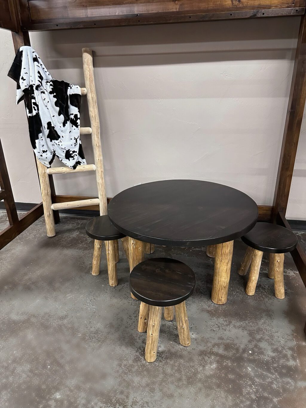 Blanket Ladder, kids table
